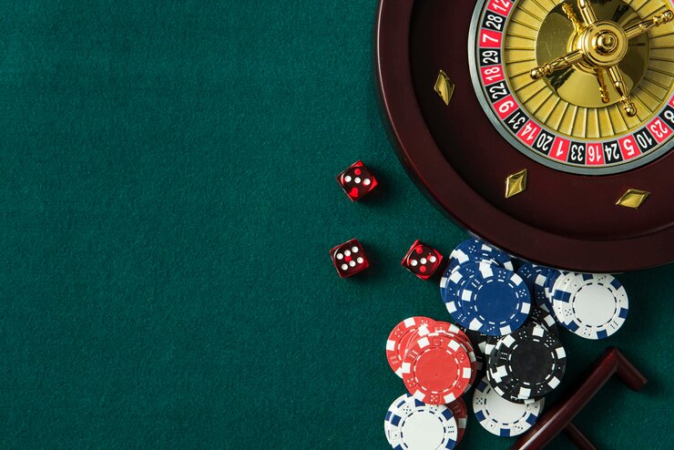 Ruota della roulette e fiches del casinò su sfondo verde tavolo Copyspace
