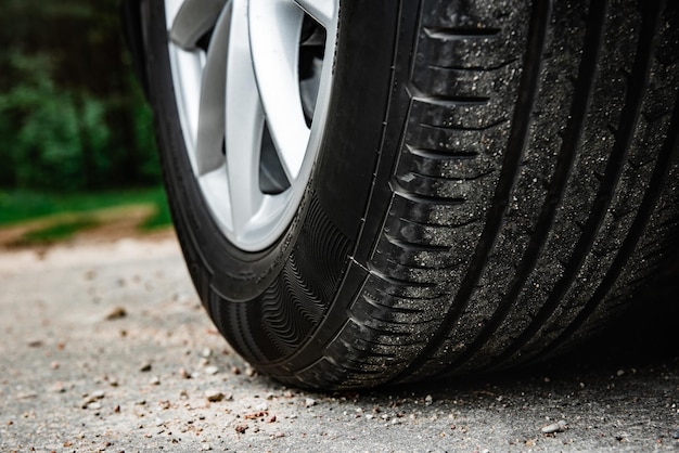 Ruota di automobile su asfalto.