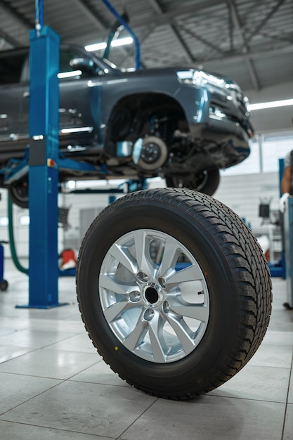 Ruota di automobile sul pavimento in officina meccanica