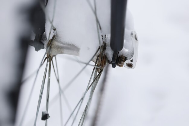 Ruota di bicicletta completamente ricoperta di deposito per biciclette da neve in inverno concept