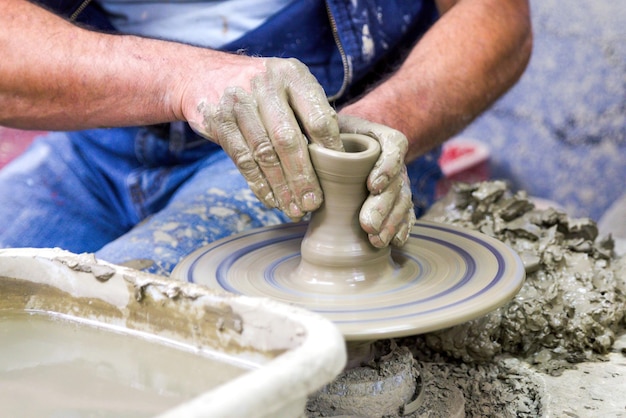 Ruota di ceramica e mani del vasaio