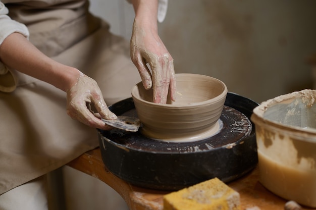 Ruota di ceramica. Una foto di un vasaio che lavora su un tornio