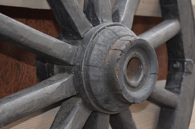 Ruota di legno di carrelli sul recinto.