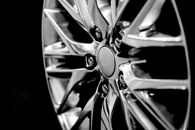 Ruota in lega cromata di lusso in primo piano come filtro BW HDR di sfondo automobilistico