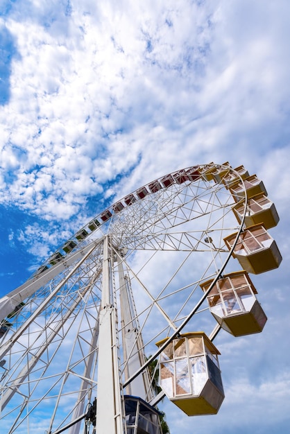 Ruota panoramica a Cannes contro il cielo blu