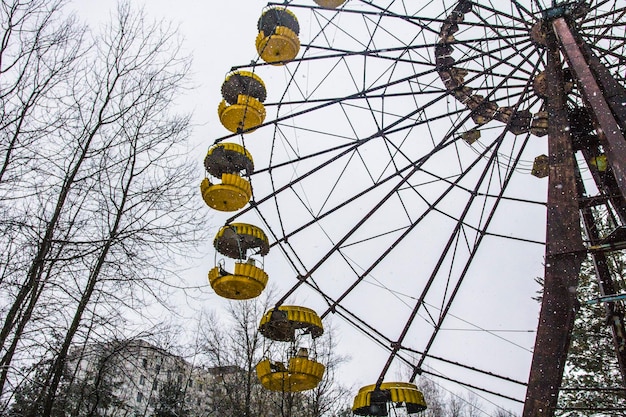 Ruota panoramica abbandonata nel centro della città di Pripiat nella zona di esclusione di Chernobyl in una fredda giornata invernale