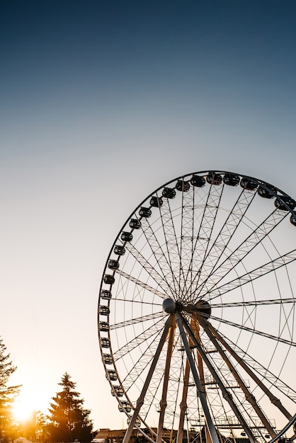 Ruota panoramica contro il cielo blu nella città portuale di Gdynia in Polonia