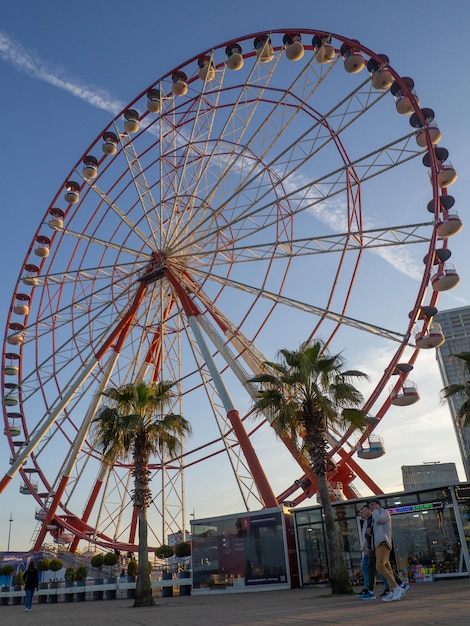 Ruota panoramica contro il cielo Parco divertimenti sul mare Zona di sosta Ruota panoramica Vacanza in famiglia