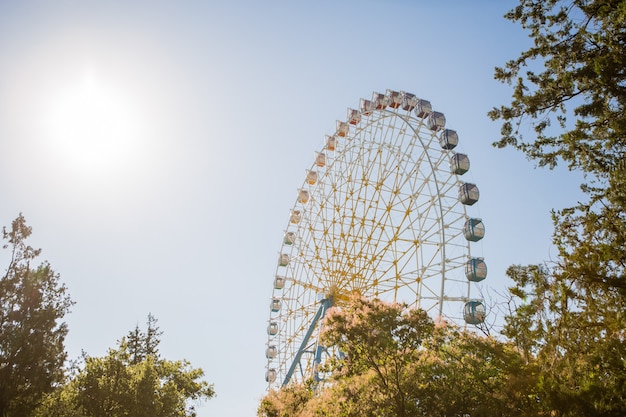 Ruota panoramica contro il cielo