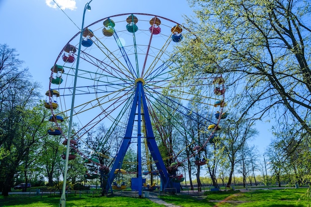 Ruota panoramica in un parco cittadino a Kremenchug Ucraina