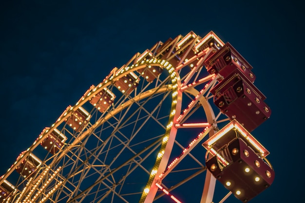 Ruota panoramica in un parco di notte. intrattenimento nel parco