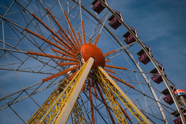 Ruota panoramica in un parco di notte