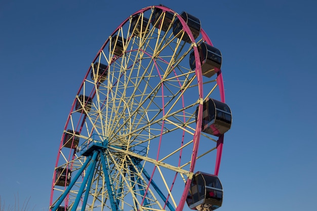 Ruota panoramica in un parco divertimenti amusement