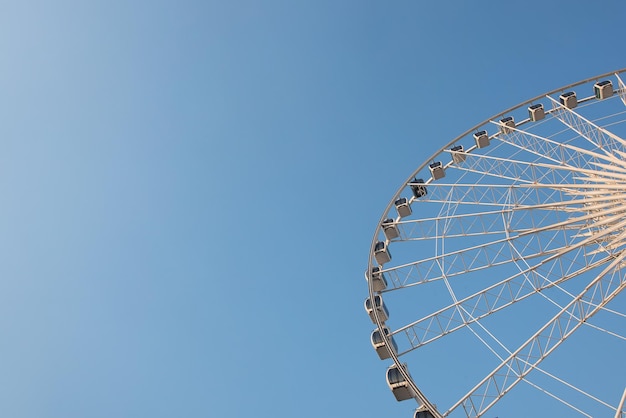 Ruota panoramica nel cielo