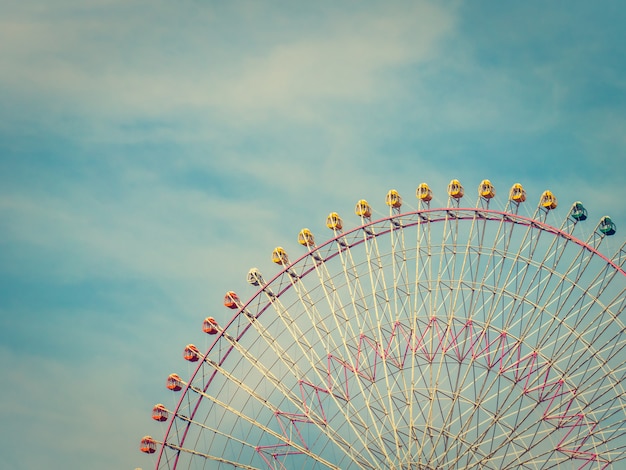 Ruota panoramica nel parco con la priorità bassa del cielo blu