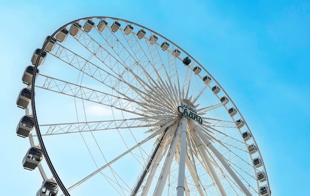 Ruota panoramica sul cielo blu in Asiatique il lungofiume Bangkok Thailandia