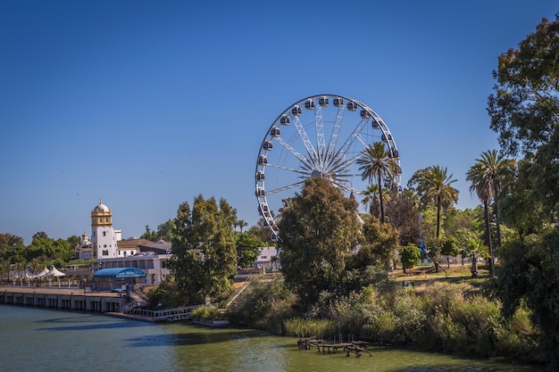 Ruota panoramica sul lungofiume a Siviglia Spagna