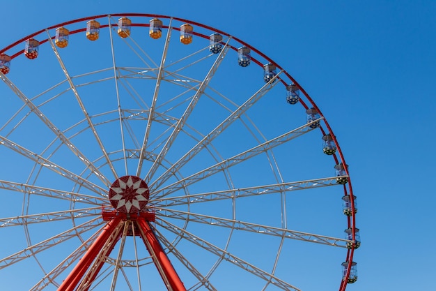 Ruota panoramica sullo sfondo del cielo blu a Gorky Park Kharkov Ucraina