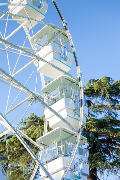 Ruota panoramica sullo sfondo del cielo blu