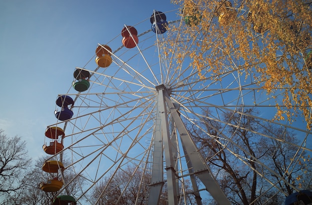 Ruota panoramica sullo sfondo della città autunnale