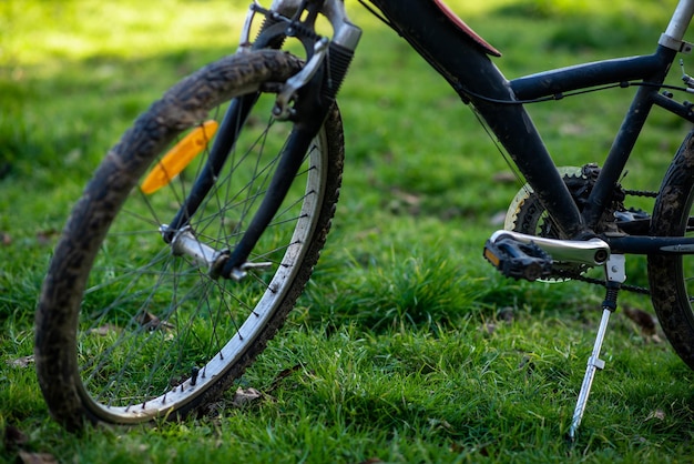 Ruota per bici sporca Gite in bicicletta viaggi attività all'aperto La bici è sull'erba verde