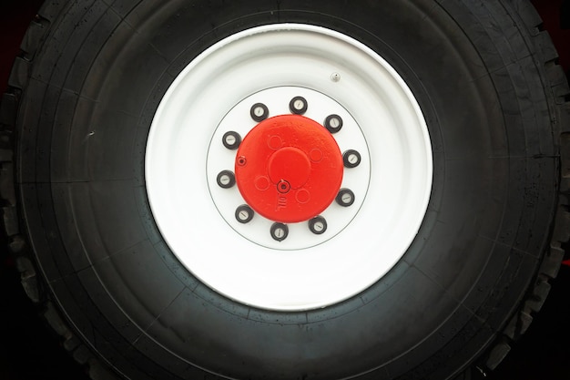 Ruota per camion pesante con disco bianco e primo piano centrale rosso