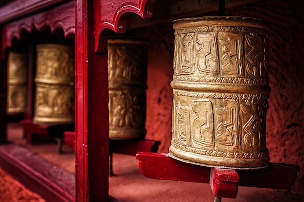 Ruote della preghiera buddista nel gompa Thiksey monstery buddista tibetano Ladakh India