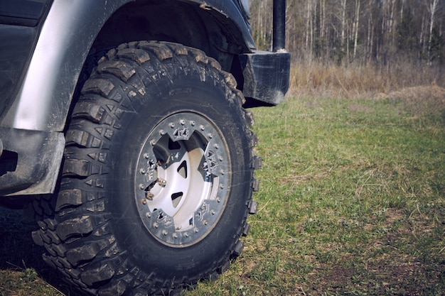 Ruote per auto fuoristrada 4x4 sull'erba. Pneumatico fuoristrada