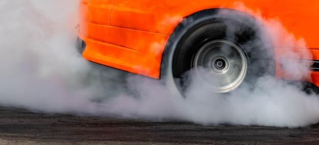 Ruoti di auto bruciati pneumatico con fumo bianco Ruoti di automobile bruciati pneumatici con fumo dal pneumatico in rotazione Auto di trascinamento