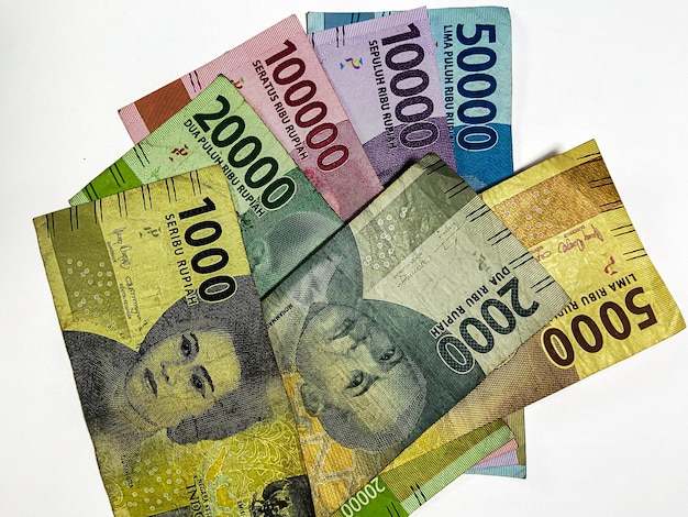 Rupia indonesiana Collezione di banconote di rupi indonesiane isolate su sfondo bianco