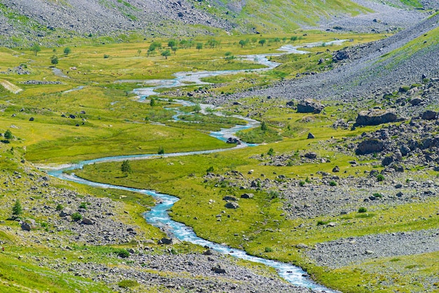 Ruscello alpino nella valle idilliaca