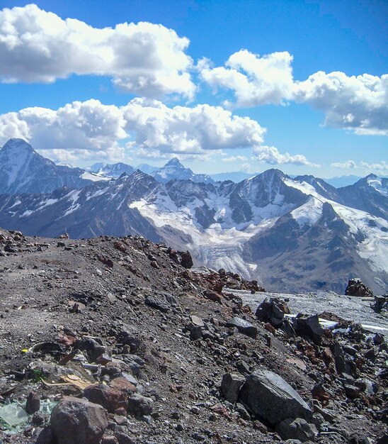 Ruscello di montagna in un giorno d'estate montagne del Caucaso