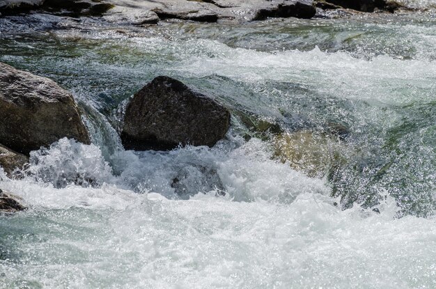 Ruscello selvaggio e roccia