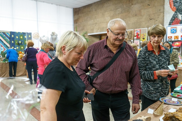 Russia, Gatchina, 14 ottobre 2022 Anziani alla mostra dell'artigianato