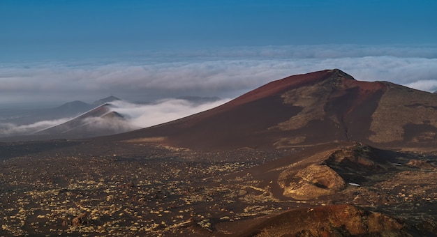 Russia, Kamchatka. Una vista sulle colline e sui campi di sabbia nera nella zona del vulcano Tolbachik.