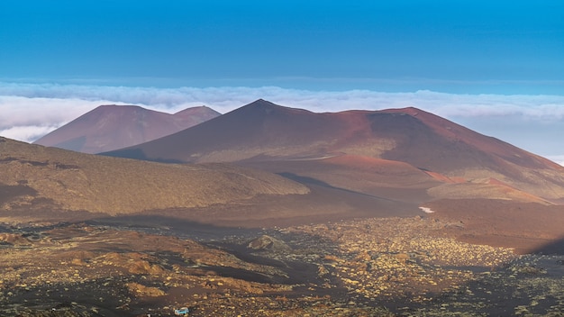 Russia, Kamchatka. Una vista sulle colline e sui campi di sabbia nera nella zona del vulcano Tolbachik.