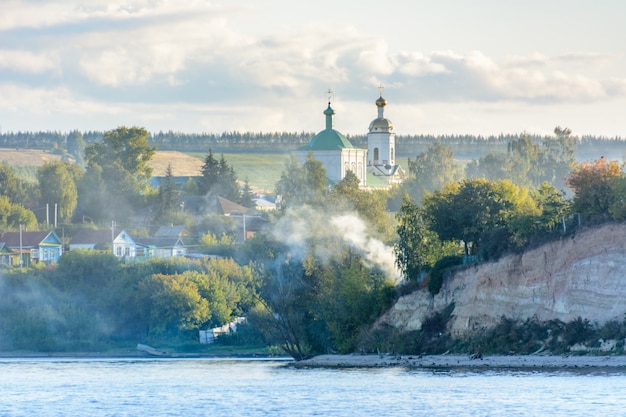 Russia, Kazan - 12 settembre 2020. Il piccolo villaggio sulle rive del fiume Volga coperto di nebbia nella regione centrale del Volga nella Repubblica del Tatarstan.