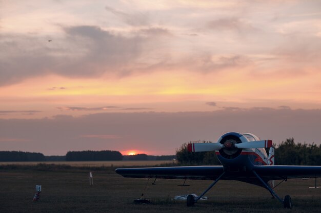 RUSSIA, MOSCA - 1 AGOSTO 2020: Piccolo aereo privato ad elica monomotore all'aeroporto regionale al tramonto.