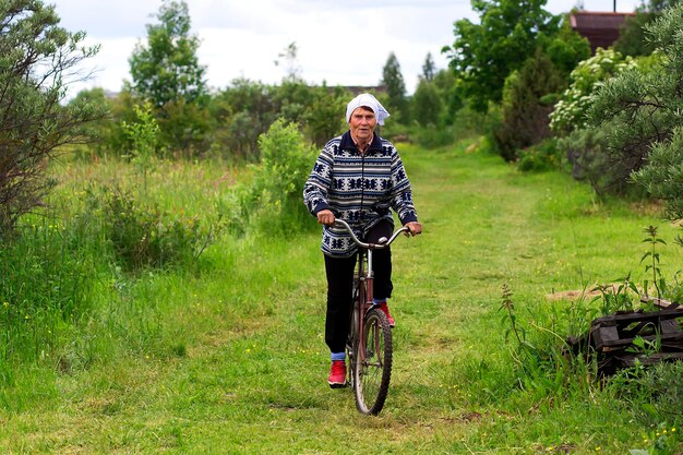 Russia Mosca 10 giugno 2018 nonna in bicicletta nell'editoriale del villaggio