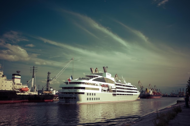 Russia San Pietroburgo 2018 nave passeggeri bianca nel porto di San Pietroburgo