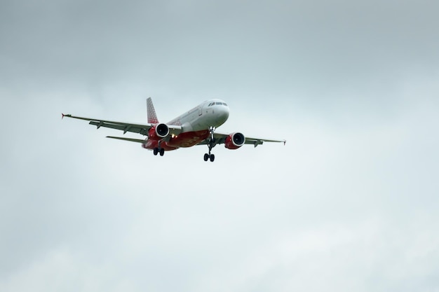 Russia San Pietroburgo 26 agosto 2020 un aereo nel cielo sta atterrando