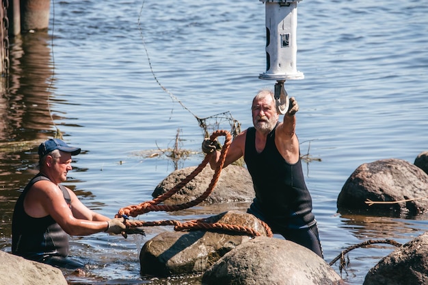 Russia San Pietroburgo giugno 2022 Lavori di pulizia del letto del fiume dalle pietre