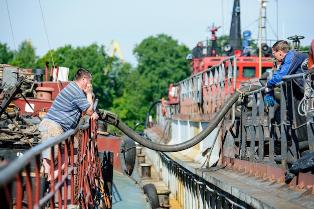Russia San Pietroburgo maggio 2021 Due marinai maschi lavorano sul ponte di una petroliera