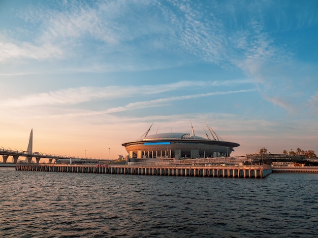 Russia, San Pietroburgo vista dello stadio di calcio Zenith arena al tramonto