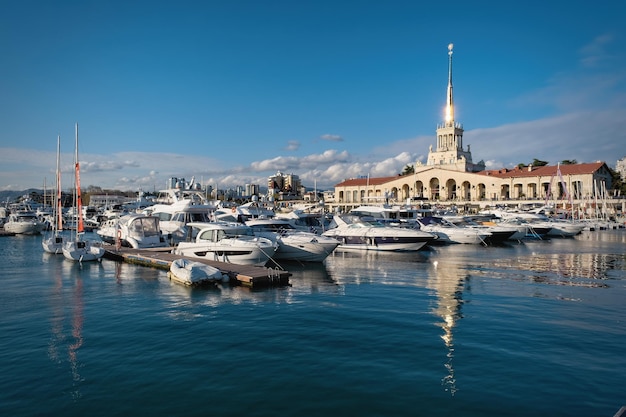 Russia Sochi 13 aprile 2023 porto marittimo Stazione marittima Navi e yacht al molo