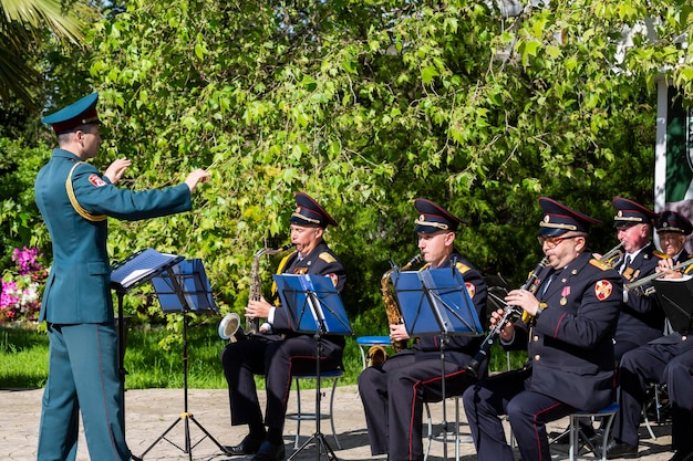 Russia sochi maggio esibizione di una banda di ottoni militare alla celebrazione del giorno della vittoria a maggio