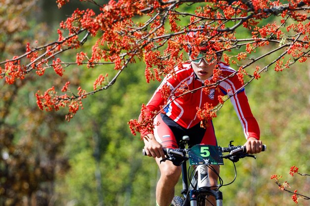 Russia Vyborg 08082022 Un uomo guida una bici sportiva nella natura in estate