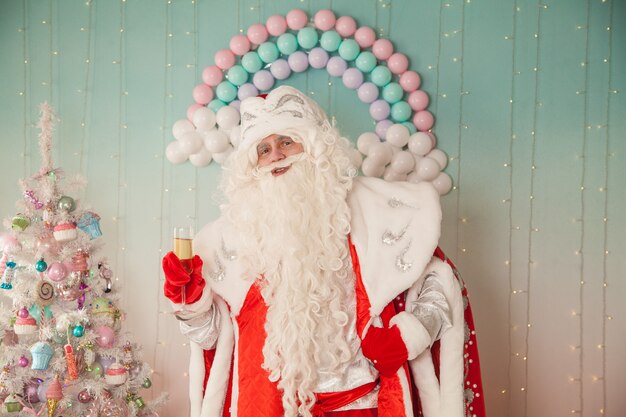 russo babbo natale nonno gelo con un bicchiere di champagne nelle sue mani