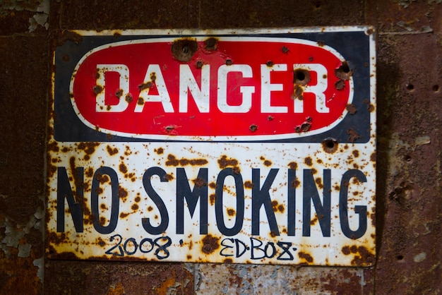 Rusty Dangerous No Smoking Sign in una fabbrica abbandonata dell'Illinois