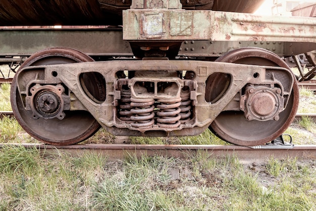 Rusty ruote del treno sulle rotaie. Tema del trasporto industriale